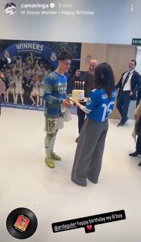 实拍:赛后居莱尔的女友为他送来蛋糕庆祝生日,好恩爱的小两口