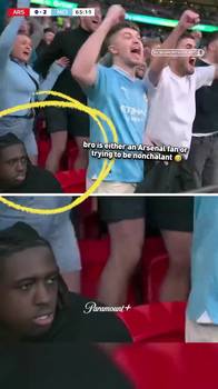 兄弟火了😱!一位枪迷老哥坐曼城球迷看台目睹阿森纳2球落后时