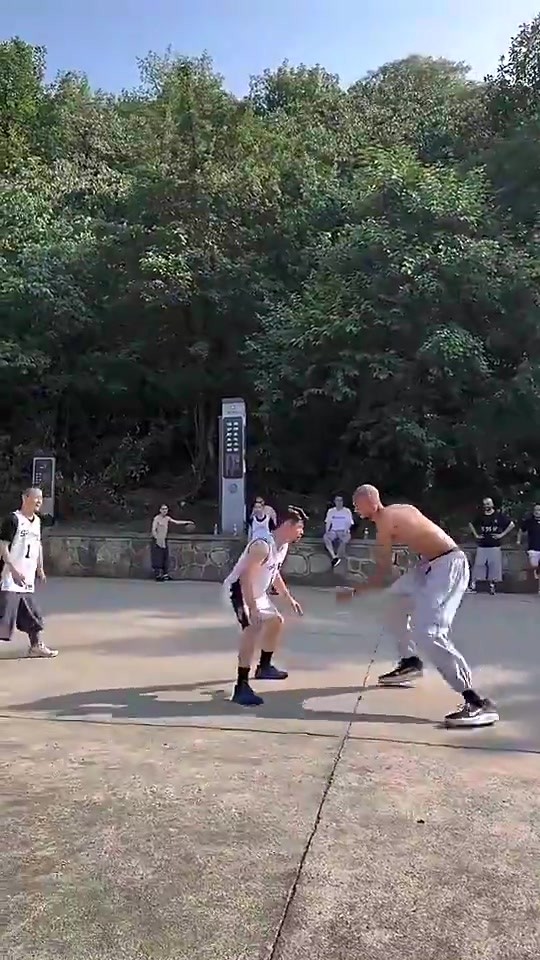 文班去年休赛期光着膀子在少林寺打球,这身体谁看了不震撼🙊